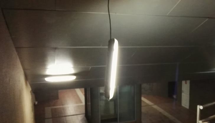 Падащи лампи "посрещат" преминаващите