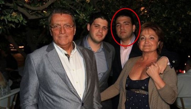 Според разследващите куршумът е бил изстрелян от дясно на главата в положение прав Според разследващите куршумът е бил изстрелян от дясно на главата в положение прав