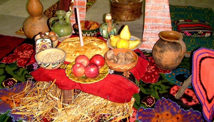 В полунощ срещу Рождество Христово поверието разказва, че небето се отваря, настъпва светлина, която могат да видят само праведните, а желанията се сбъдват