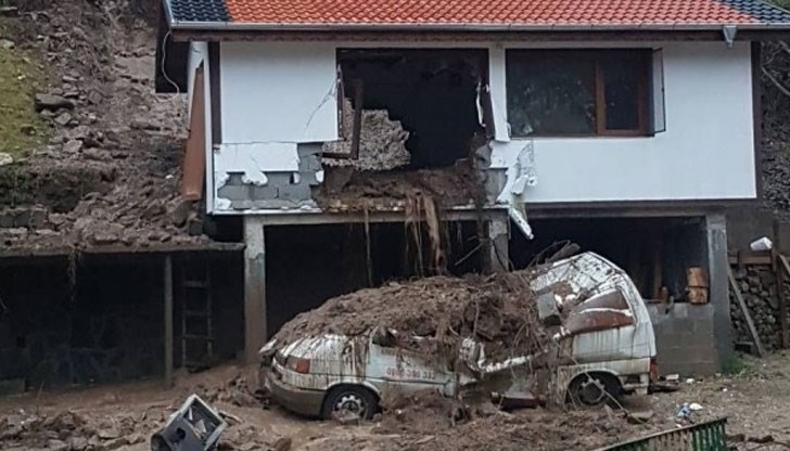 Хората в хижата са били буквално избутани от свлечена скална маса