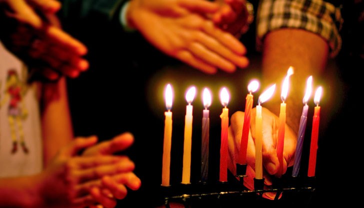 Еврейските общности по целия свят започват осемдневен празник - Ханука - празникът на светлината Еврейските общности по целия свят започват осемдневен празник - Ханука - празникът на светлината