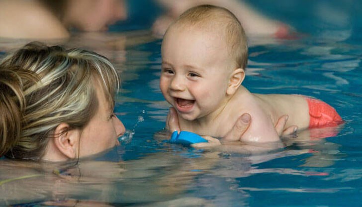 Спортен клуб "Триатлон-Далян“ организира плуване за бебета и деца до 3 години