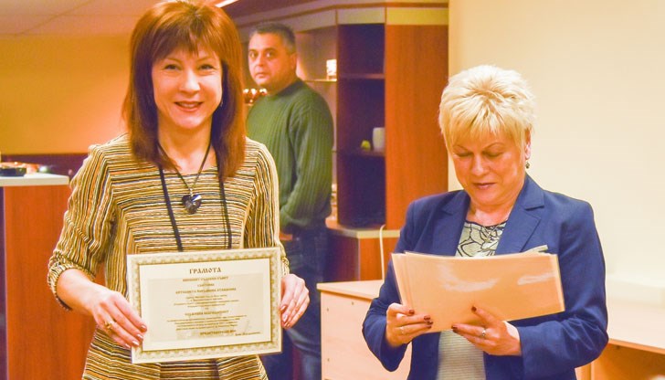 Отличените магистрати получиха персонални грамоти заради участието си в Образователната програма „Съдебната власт – информиран избор и гражданско доверие. Отворени съдилища и прокуратури“