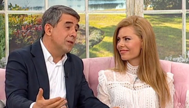 Александър Симов не приема тази показност на чувствата на влюбеният президент