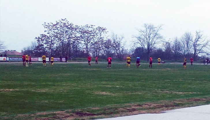 Ботев (Нови пазар) играха с един човек по-малко след червен картон на нападателя Юлиян Загоров Ботев (Нови пазар) играха с един човек по-малко след червен картон на нападателя Юлиян Загоров