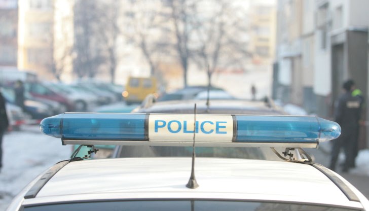 След луда гонка с полицейски коли, шофьора на джипа спира рязко и дава с пълна газ на заден ход