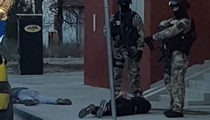 Полицаи са завардили входовете и изходите на града