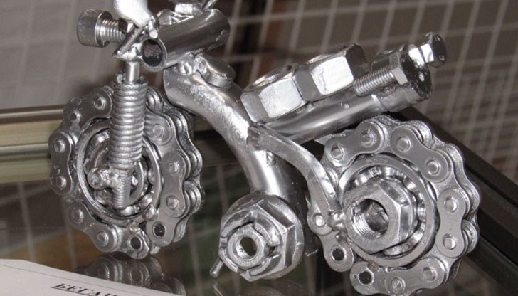 Младежите са сътворили миниатюрни фигурки от авточасти Младежите са сътворили миниатюрни фигурки от авточасти