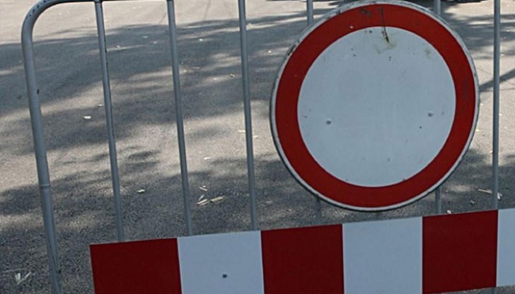 Движението се осъществява в една лента Движението се осъществява в една лента