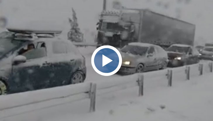 Обилен снеговалеж предизвика транспортен хаос