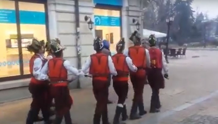 Коледарите от Сандрово, Тетово и кв. "Средна кула" ще наричат за здраве, благополучие и успехи Коледарите от Сандрово, Тетово и кв. "Средна кула" ще наричат за здраве, благополучие и успехи