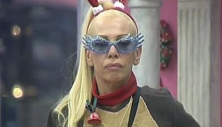 Кичозното украшение се оказа обикновен карнавален аксесоар