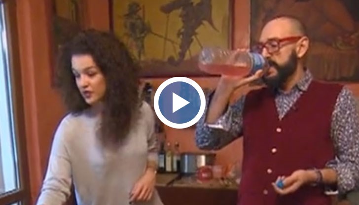 Всяка сутрин той пие зелев сок, кафе и се занимава с Фейсбук