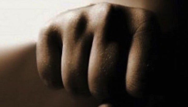 А в Ново село мъж забил юмрук в лицето на 32-годишен мъж А в Ново село мъж забил юмрук в лицето на 32-годишен мъж