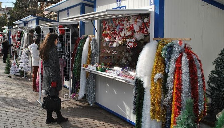 Коледен базар, гарниран с кебапчийница и звучна чалга Коледен базар, гарниран с кебапчийница и звучна чалга