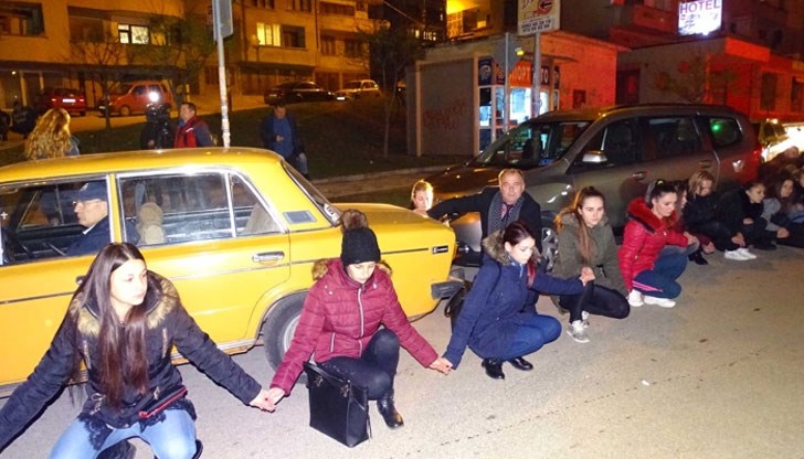 Над 400 студенти блокираха кръстовището в Благоевград, където беше прегазена и убита 19-годишната студентка
