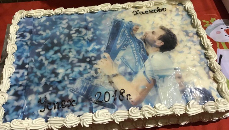 Фенове на Григор Димитров му направиха специална торта, с която му пожелаха успех през следващия сезон