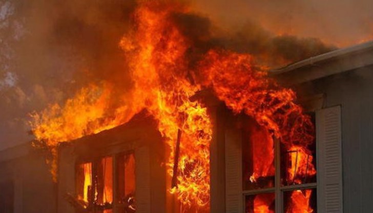 Пожарът е избухнал тази нощ в къща в центъра на  Пловдив