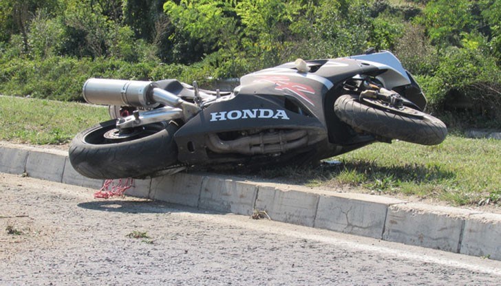 Мотористът се забил в задницата на камион, при което мотоциклета излетял във въздуха