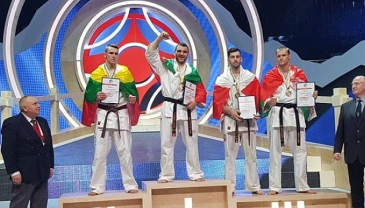 Александър Команов триумфира в категория до 90 кг