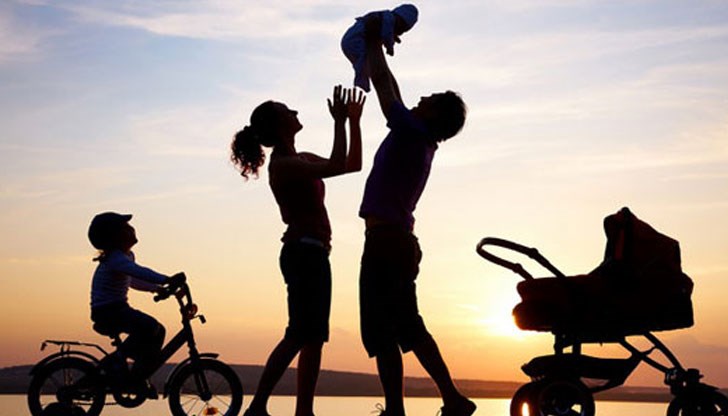 В момента високоплатен отпуск по майчинство могат да ползват хората, осиновили дете от 2 до 5-годишна възраст