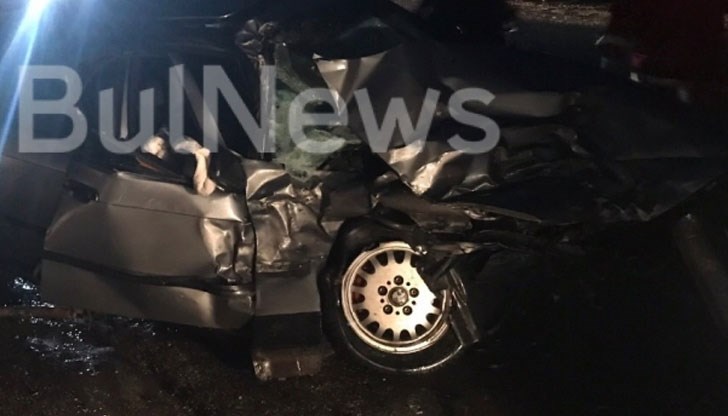 БМВ се заби челно в ТИР