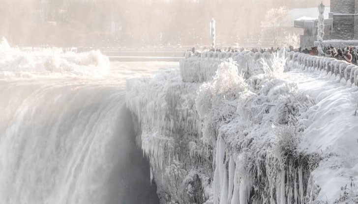Хиляди литри замръзнала вода, застинали в причудливи форми
