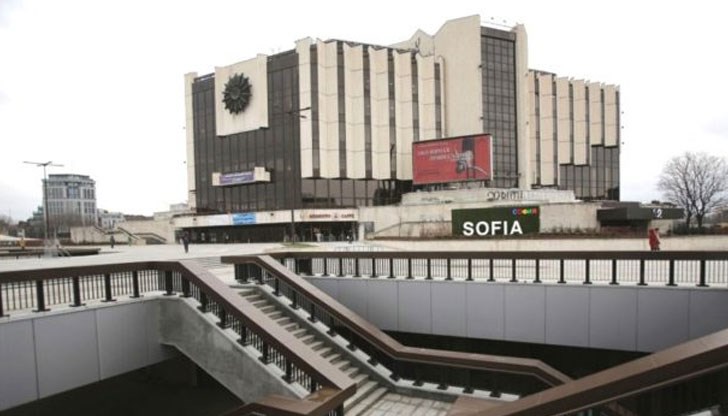 Политологът, който е дете на онази епоха, описва НДК като "гигантска тарантула, изскочила от недрата на земята", готова да погълне целия град Политологът, който е дете на онази епоха, описва НДК като "гигантска тарантула, изскочила от недрата на земята", готова да погълне целия град