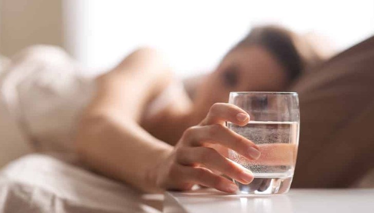 След събуждане изпийте 1 литър вода След събуждане изпийте 1 литър вода