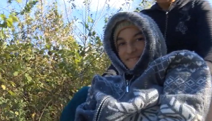 Майка му не може да бута инвалидната количка в огромните локви Майка му не може да бута инвалидната количка в огромните локви