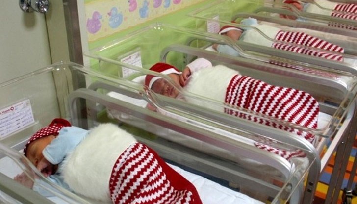 От 24-и декември до края на годината болница „Дева Мария“ в Бургас превръща новородените бебета в истинско коледно чудо