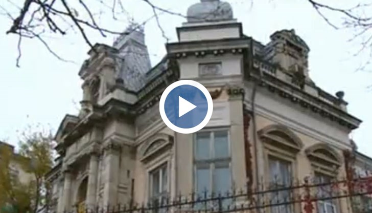 В момента законът гласи, че ако една сграда паметник на културата се самосрути статутът й остава и тя трябва да бъде възстановена