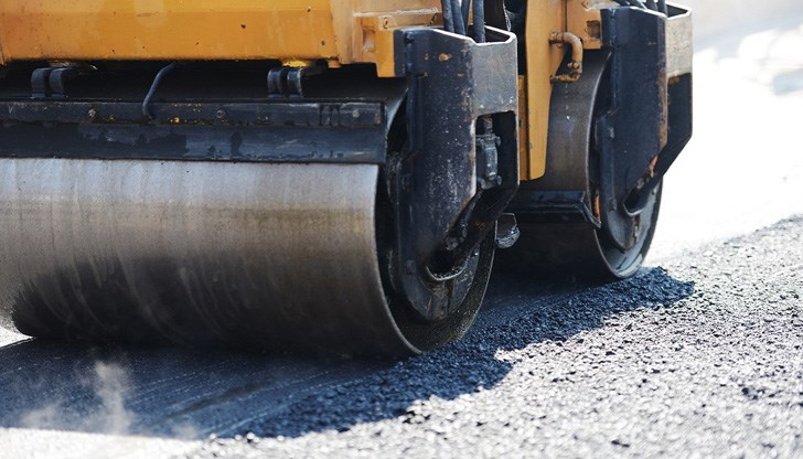 Положени са 600 тона асфалт върху участък от 1 километър