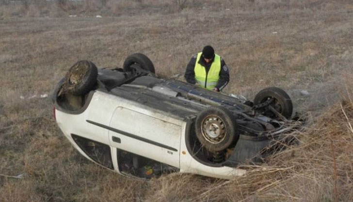Момче е в тежко състояние, след като "Опел" се обърна по таван / Снимката е илюстративна
