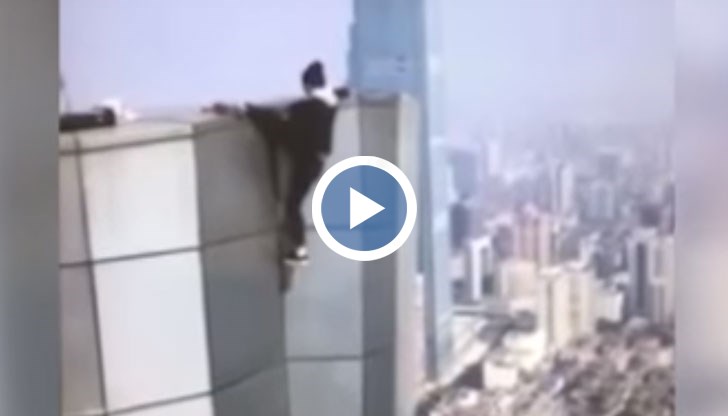 Камера от съседната сграда е заснела последните секунди от живота на момчето