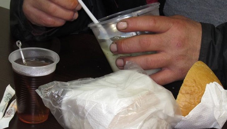 Капацитетът й е 40 души, а работното време е от 12:00 до 14:00 часа