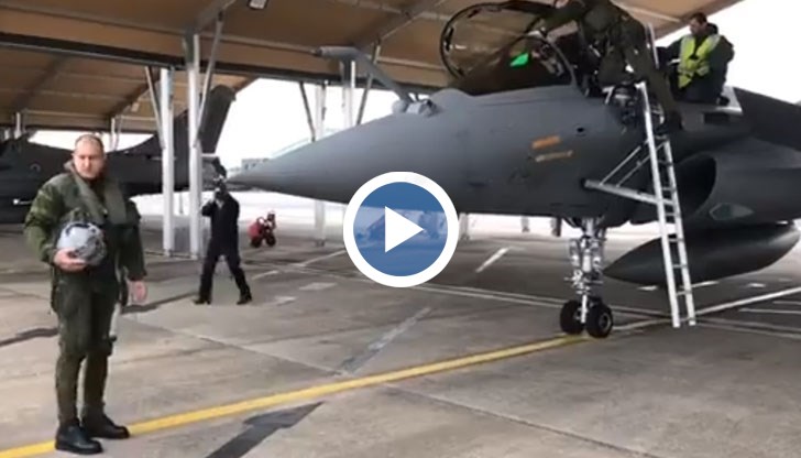 Поканата за авиоизпълнението е дошла лично от президента Макрон