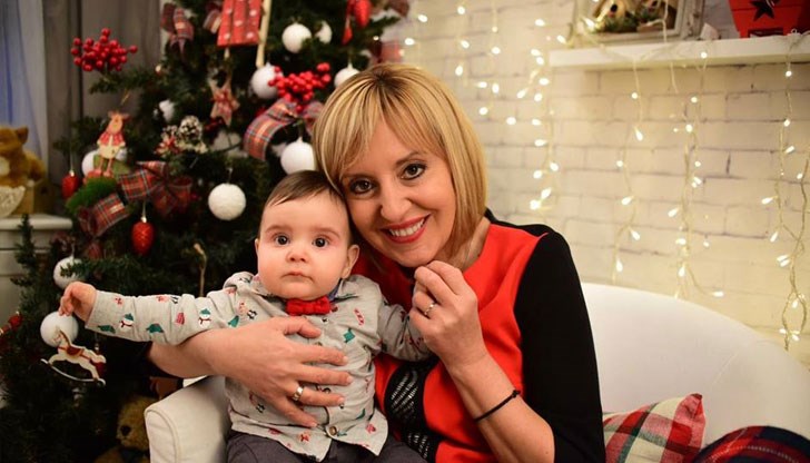 Манолова показа внучето си Максим