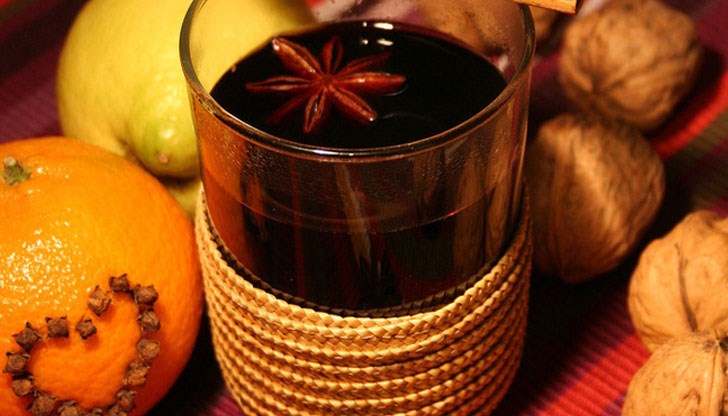 Насладете се на празниците и се отпуснете с чаша ароматно греяно вино!