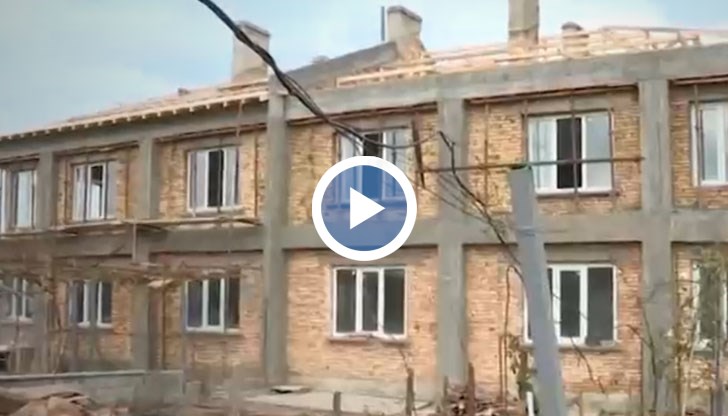 В селото вече са почти готови къщите, дарени от Камарата на строителите, но не и тези които са финансирани от държавата