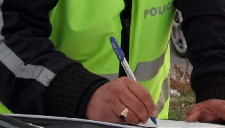 След това пътни полицаи го глобиха със 100 лева като неправоспособен водач