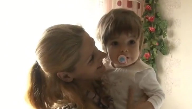 Момиченцето ще оперирано от тумор в главата в турска клиника, за да има шанс да живее Момиченцето ще оперирано от тумор в главата в турска клиника, за да има шанс да живее