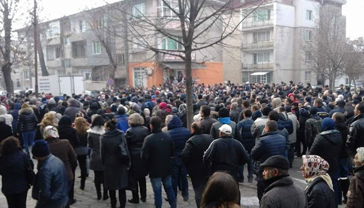 Над 2000 души дойдоха на погребението на 7-годишното момиченце Над 2000 души дойдоха на погребението на 7-годишното момиченце