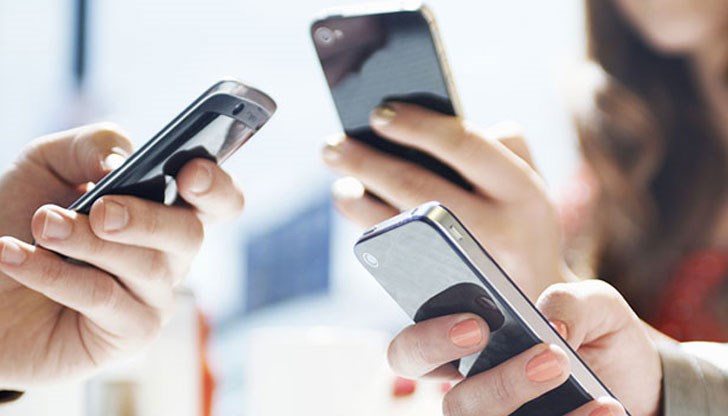 Празничните оферти за смартфони и договори за мобилни услуги може да крият уловки, предупредиха от КЗП