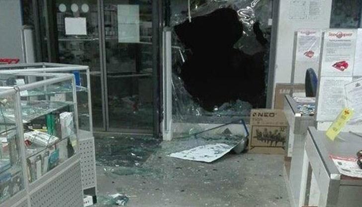 7 маскирани и въоръжени мъже са изнесли с касетки телефони, таблети и друга по-дребна техника