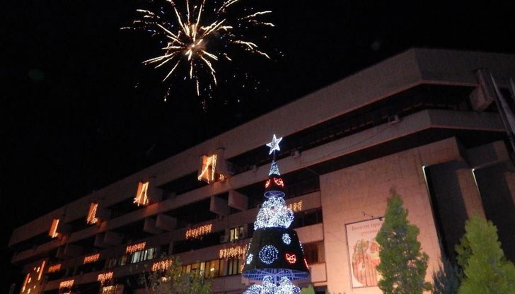 13-метровата елха грейна тази вечер!