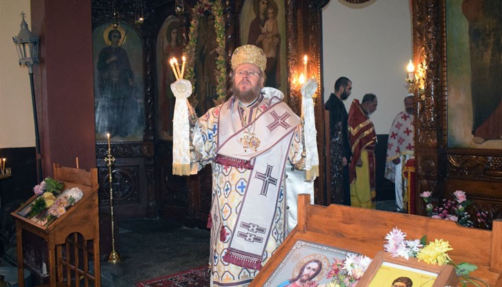 Негово Високопреосвещенство Русенски митрополит Наум отслужи св. Литургия в храм „Св. Димитър”
