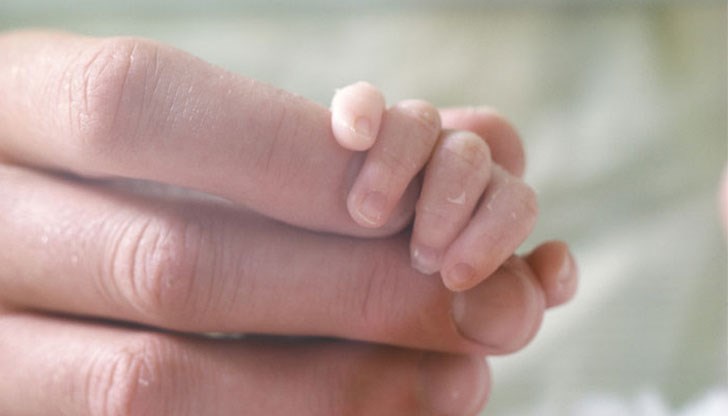 И двете момиченца се раждат с рядко срещана аномалия, при която още, докато са в утробата, част от червата им некротизират и загиват, което води до оформянето на кистична туморна формация