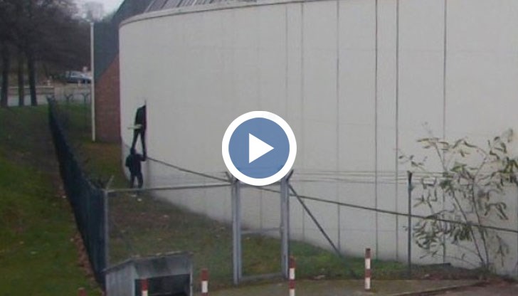 Мъжете са избягали през бетонна стена и после преодолели ограда с бодлива тел