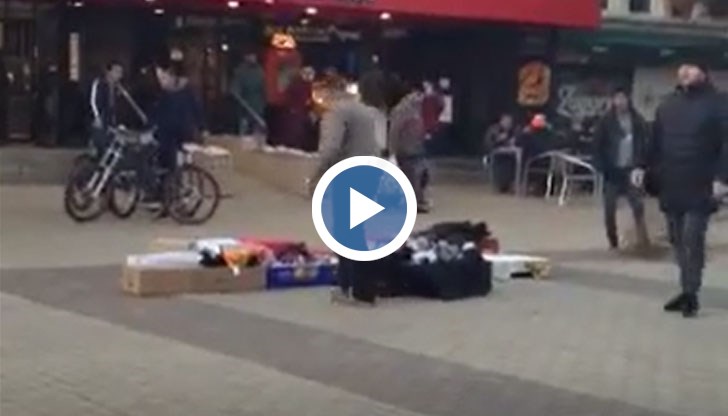 "Търговецът" е опънал няколко кашона с чорапи на централна улица, докато от КООРС почиват